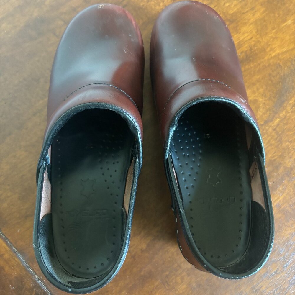 Dansko clogs sz 38 or 7 cordovan cabrio